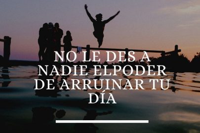 Blanco Saltando al Agua Fiesta Publicación de Facebook