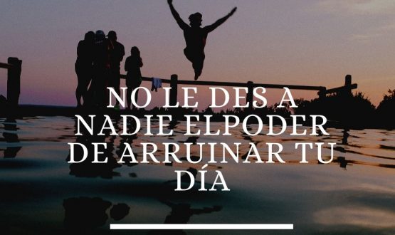 Blanco Saltando al Agua Fiesta Publicación de Facebook